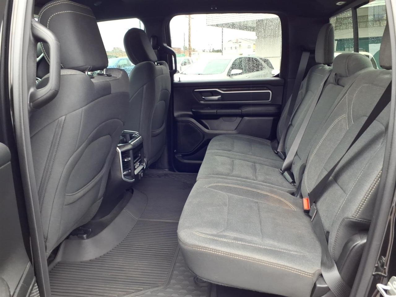 RAM 1500 Big Horn 4x4 Crew Cab 5'7" Box 2020