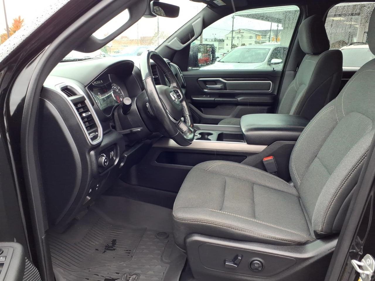 RAM 1500 Big Horn 4x4 Crew Cab 5'7" Box 2020