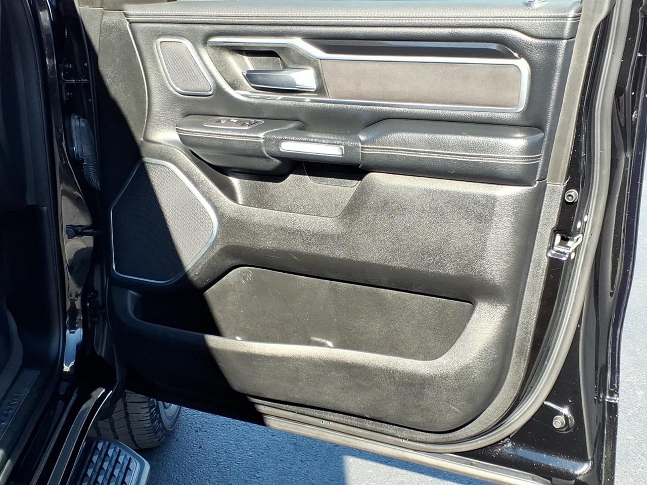 RAM 1500 Laramie 4x4 Crew Cab 5'7" Box 2022