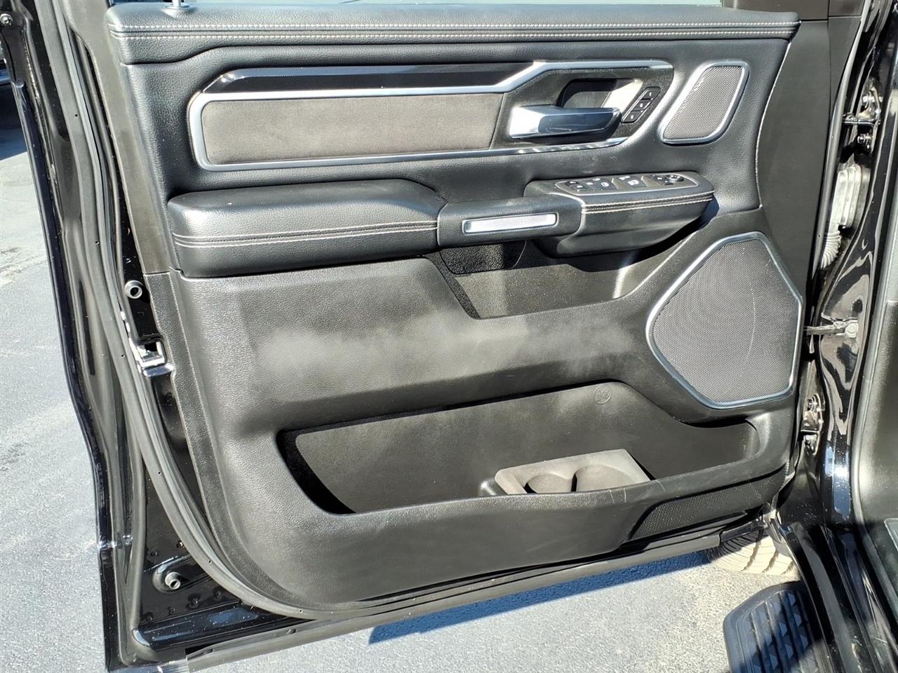 RAM 1500 Laramie 4x4 Crew Cab 5'7" Box 2022