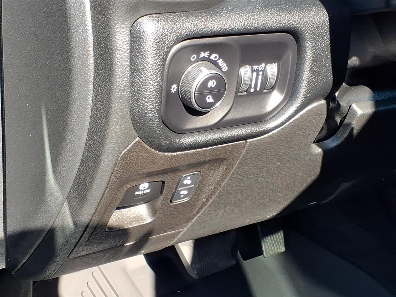 RAM 1500 Laramie 4x4 Crew Cab 5'7" Box 2022