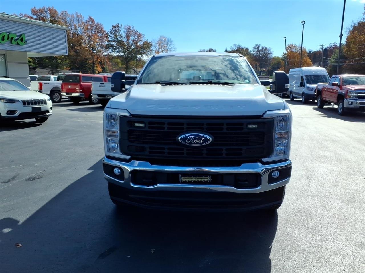 Ford Super Duty F-250 SRW XL 4WD Crew Cab 8' Box 2023