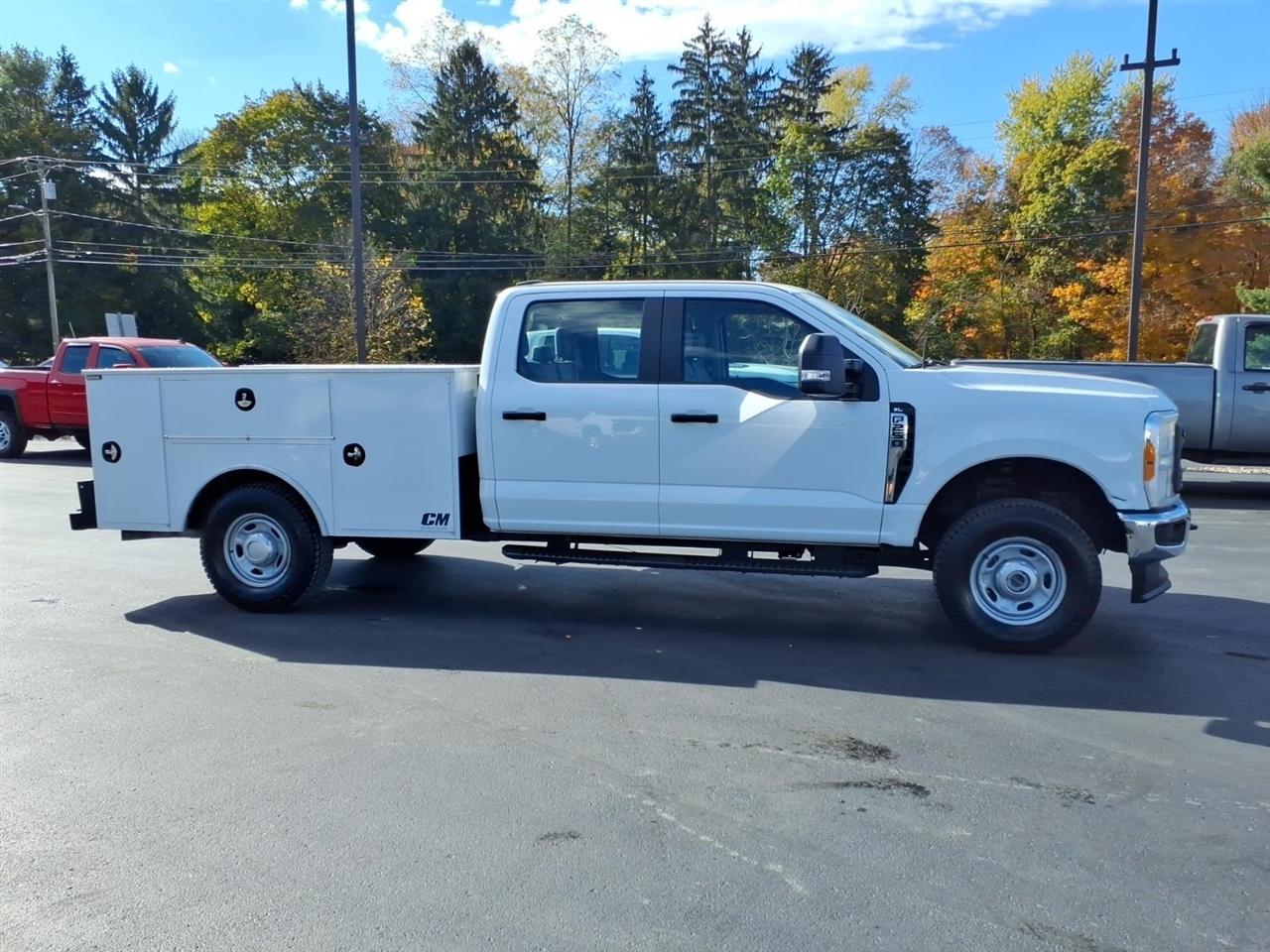 Ford Super Duty F-250 SRW XL 4WD Crew Cab 8' Box 2023