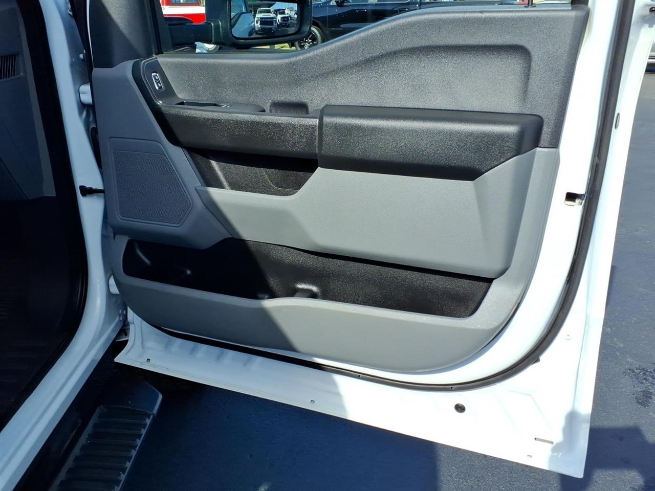 Ford Super Duty F-250 SRW XL 4WD Crew Cab 8' Box 2023