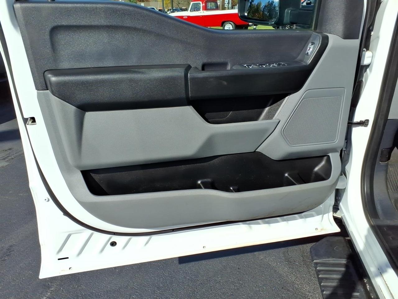 Ford Super Duty F-250 SRW XL 4WD Crew Cab 8' Box 2023