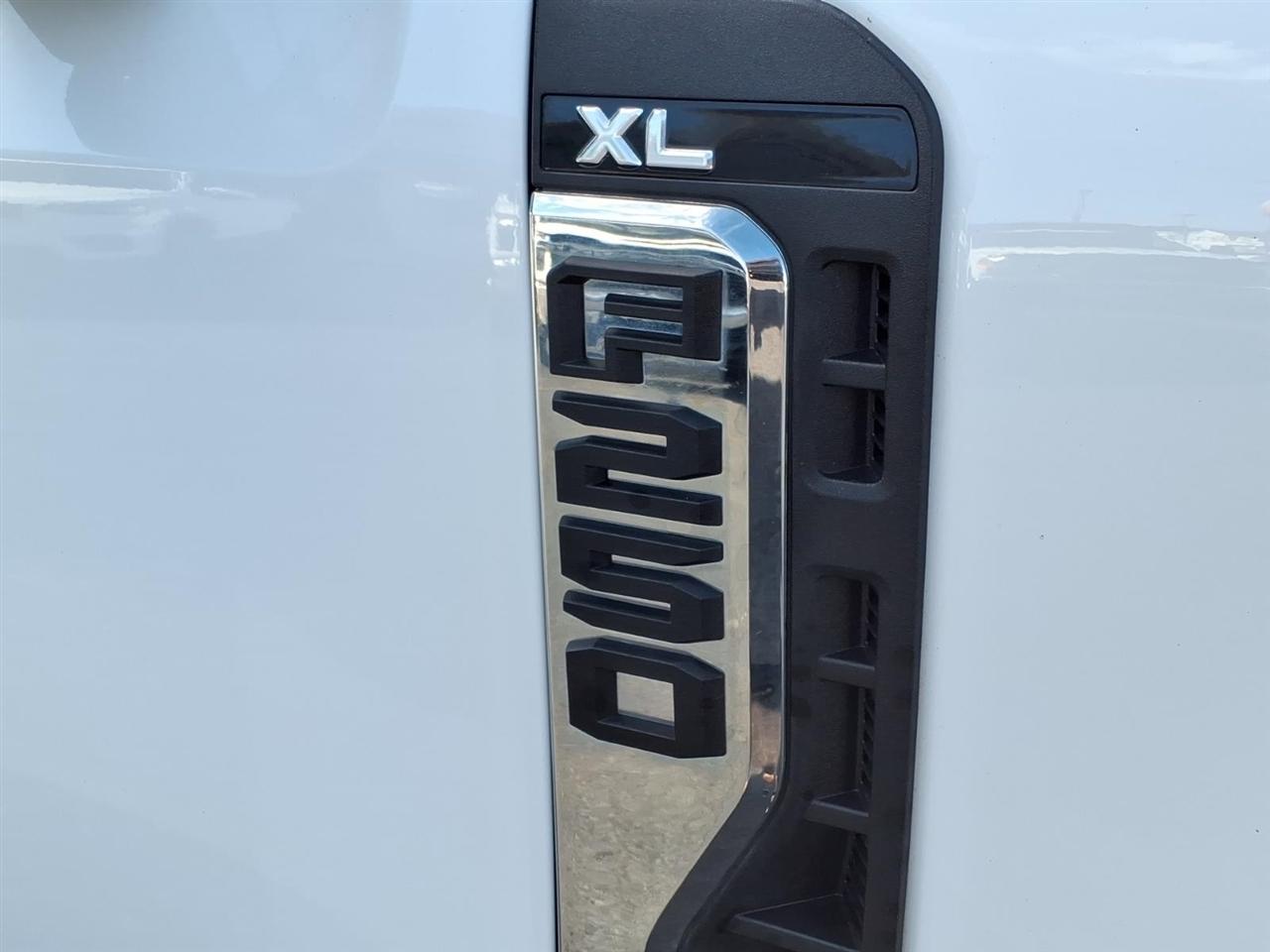 Ford Super Duty F-250 SRW XL 4WD Crew Cab 8' Box 2023