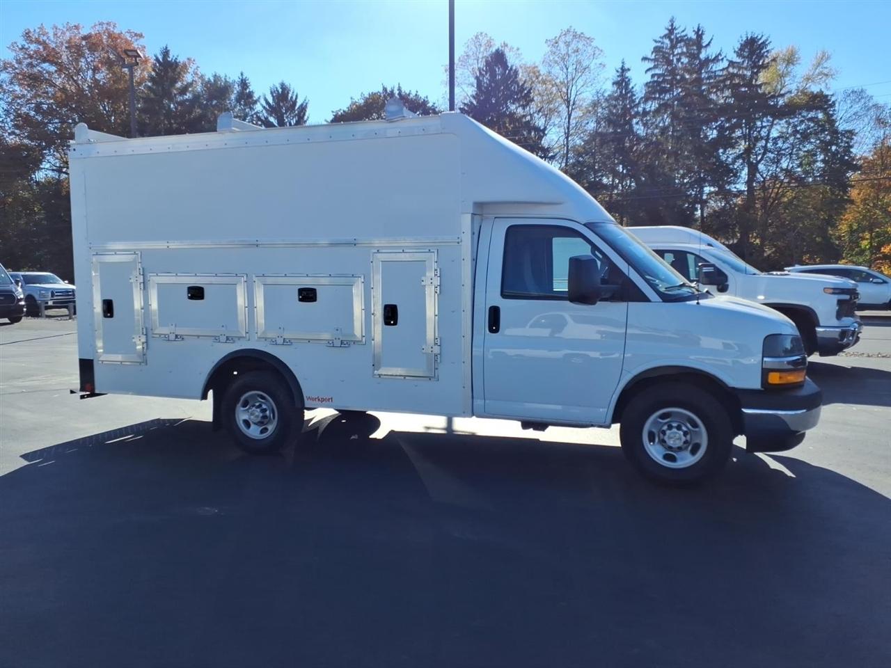 Chevrolet Express Commercial Cutaway 3500 Van 139" 2022