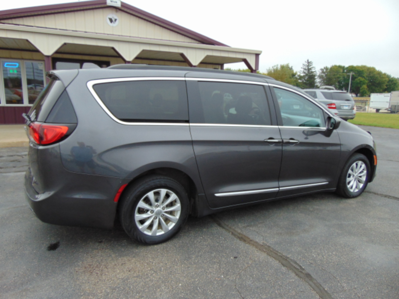 2017 Chrysler Pacifica Touring L photo 2