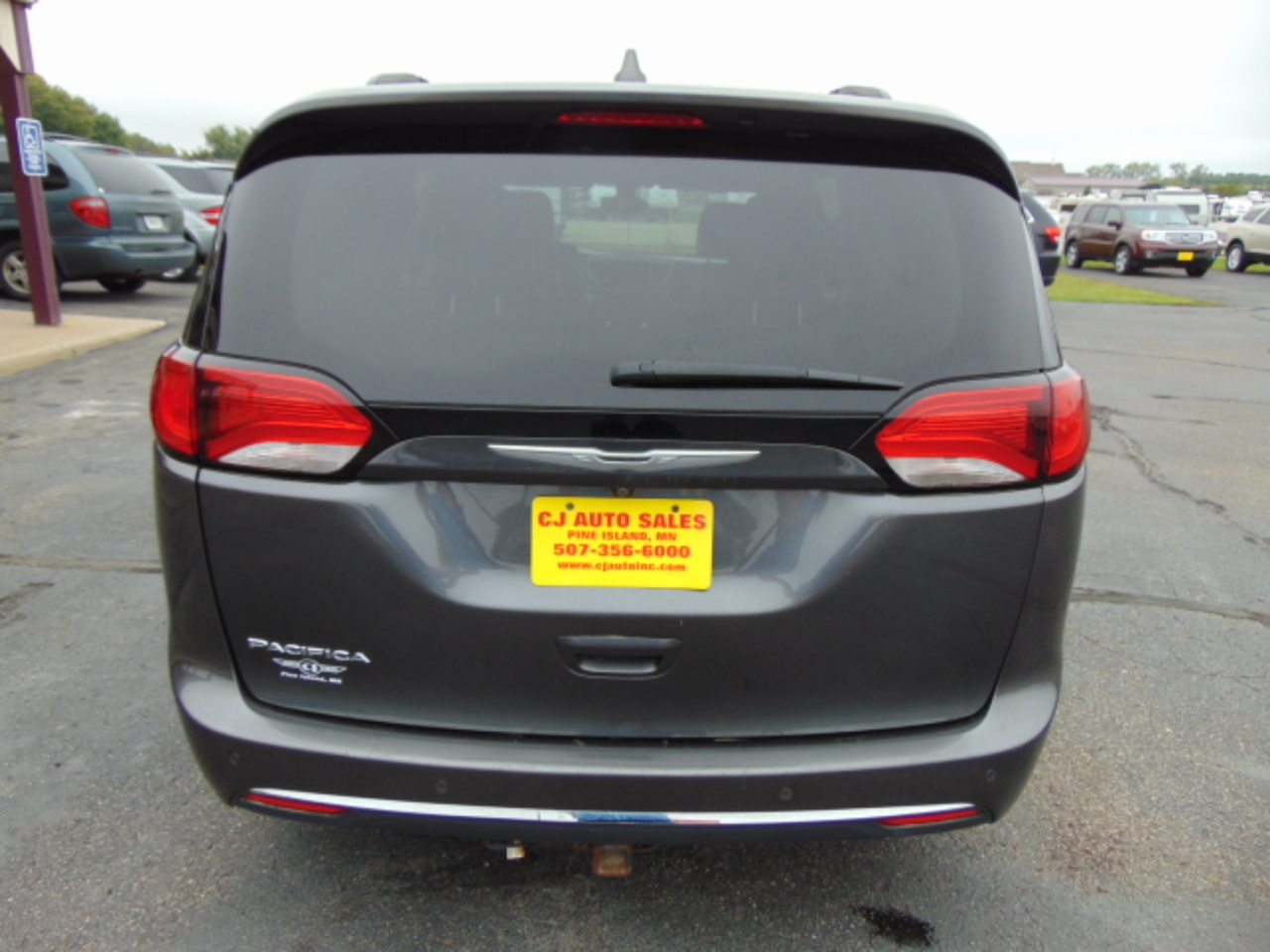 2017 Chrysler Pacifica Touring L photo 3