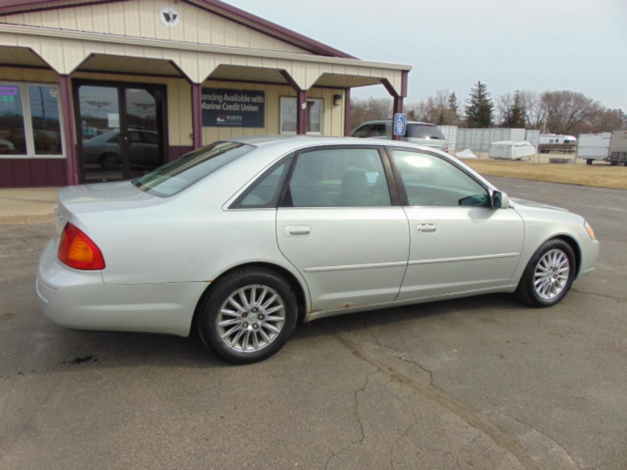 Toyota Avalon XLS 4D Sedan 2000