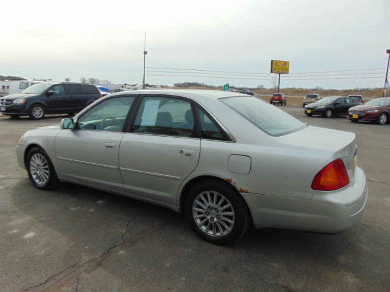 Toyota Avalon XLS 4D Sedan 2000