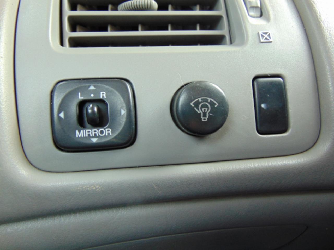 Toyota Avalon XLS 4D Sedan 2000