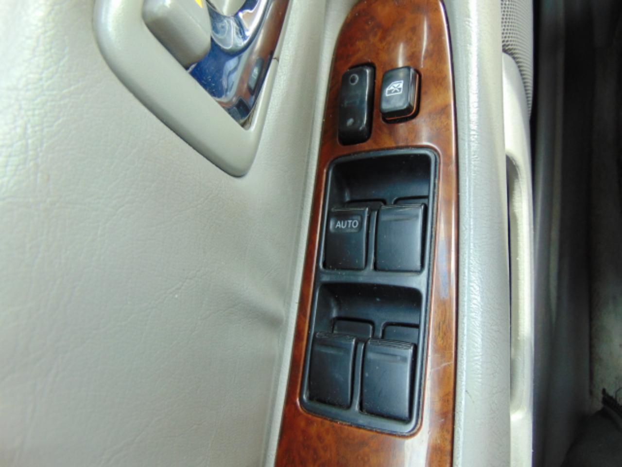 Toyota Avalon XLS 4D Sedan 2000