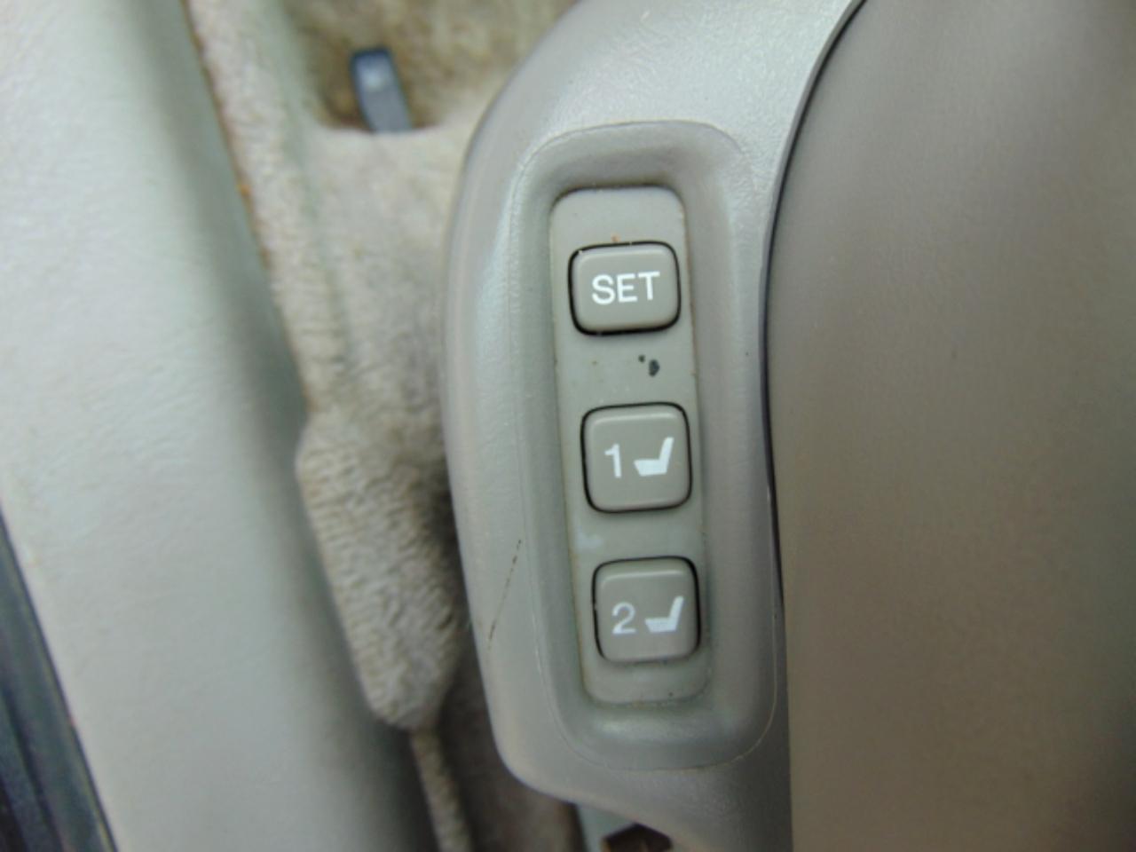 Toyota Avalon XLS 4D Sedan 2000