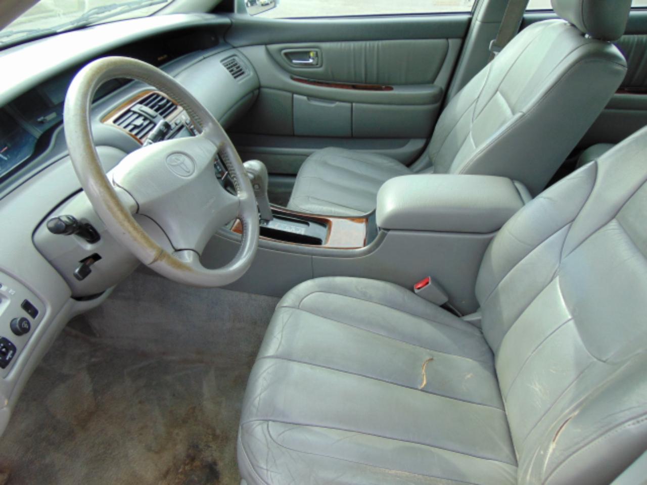 Toyota Avalon XLS 4D Sedan 2000