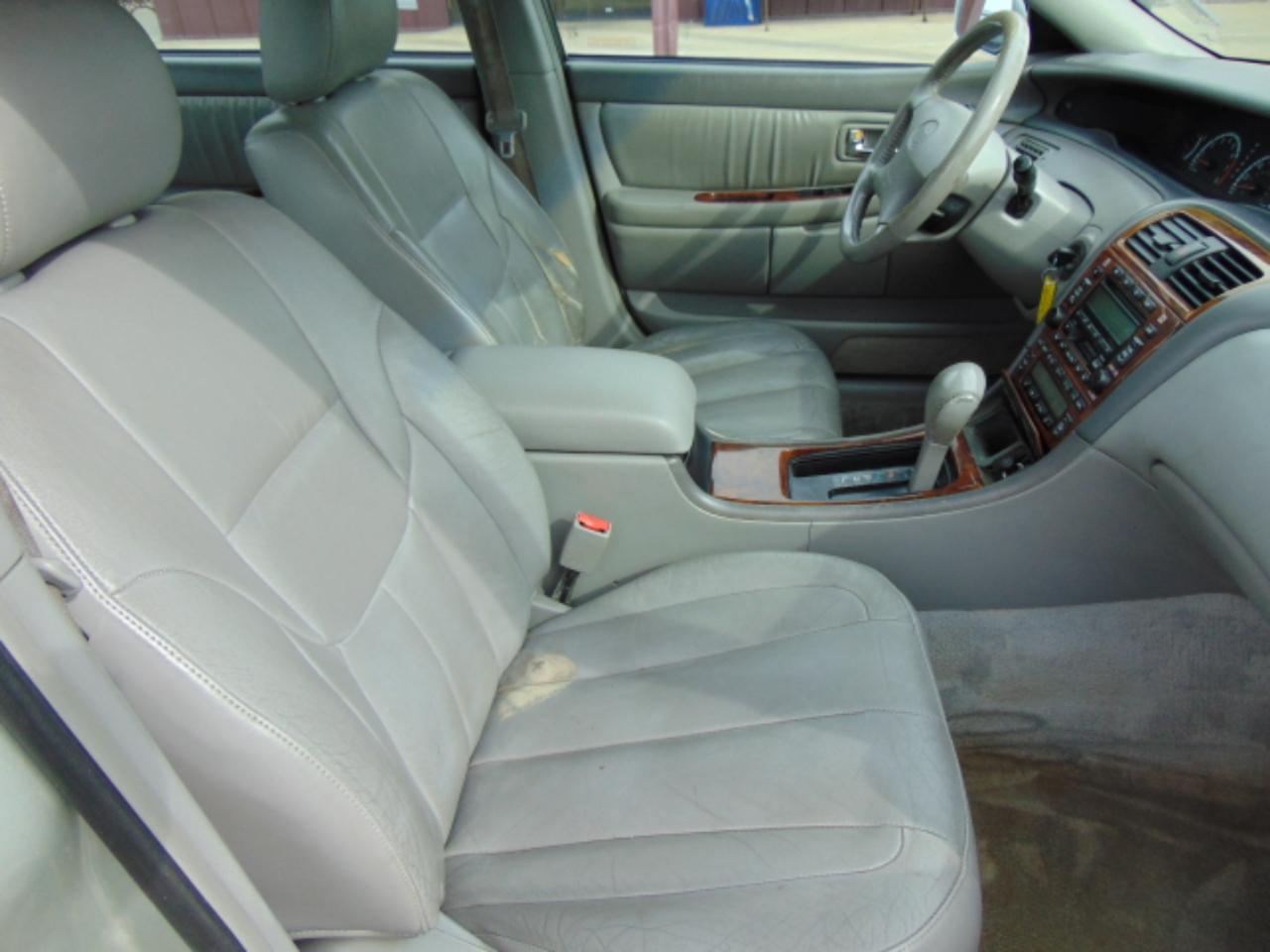 Toyota Avalon XLS 4D Sedan 2000