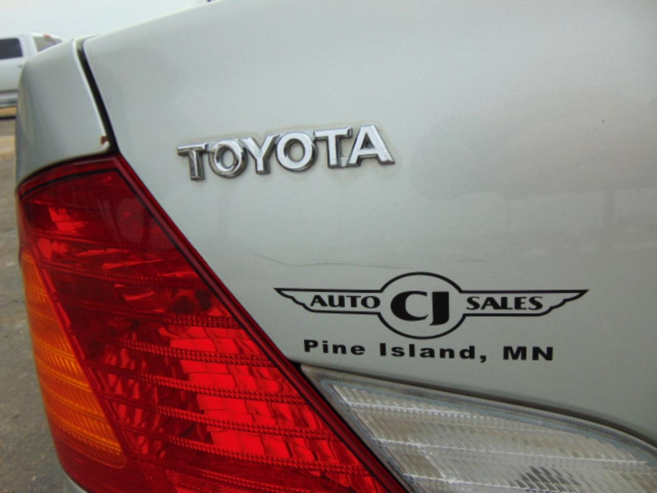 Toyota Avalon XLS 4D Sedan 2000