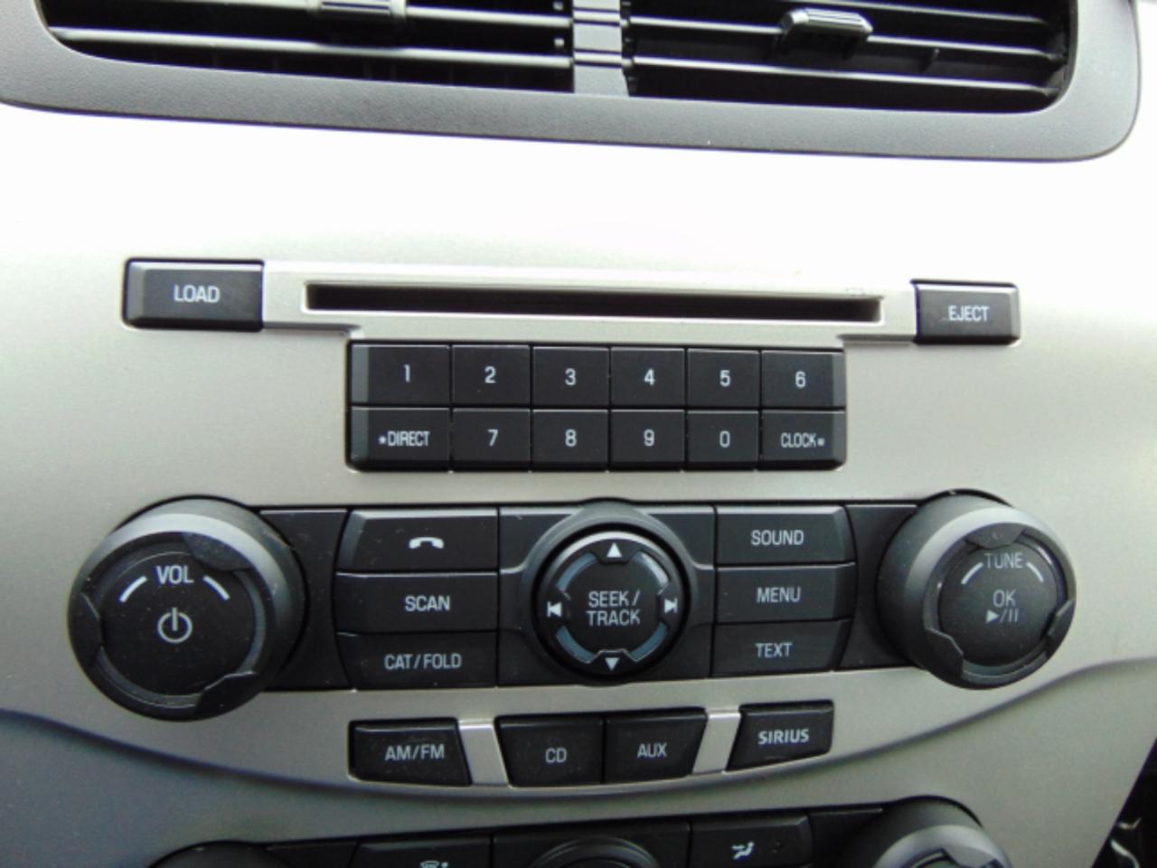 Ford Focus SE Sedan 2011