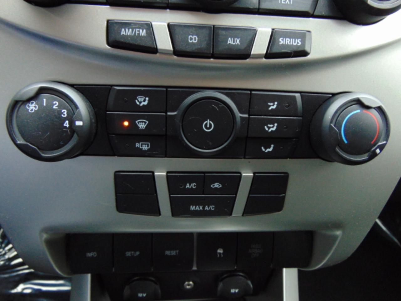 Ford Focus SE Sedan 2011