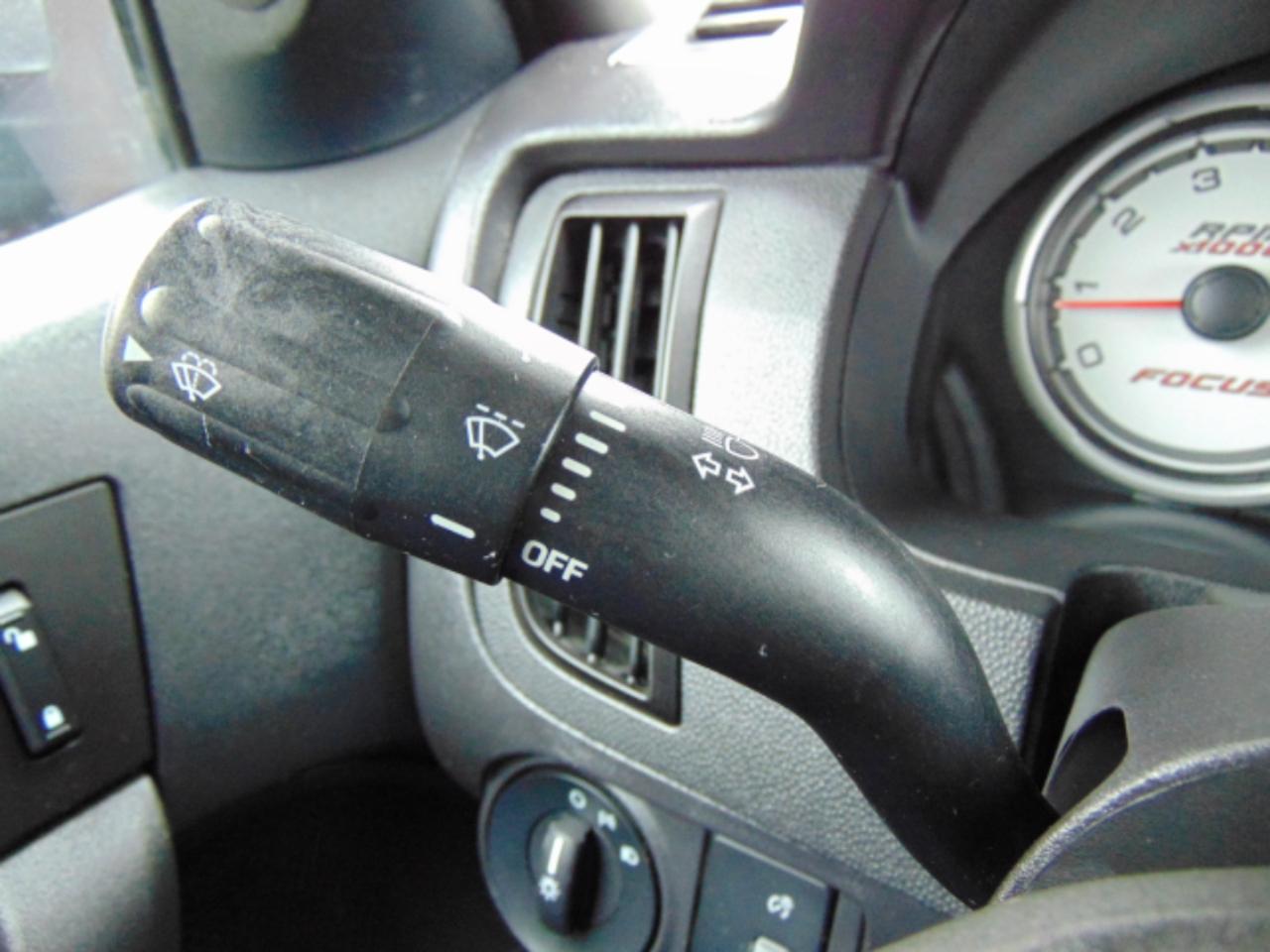 Ford Focus SE Sedan 2011