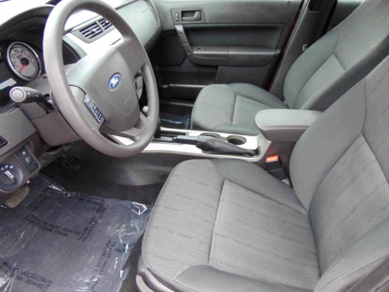 Ford Focus SE Sedan 2011