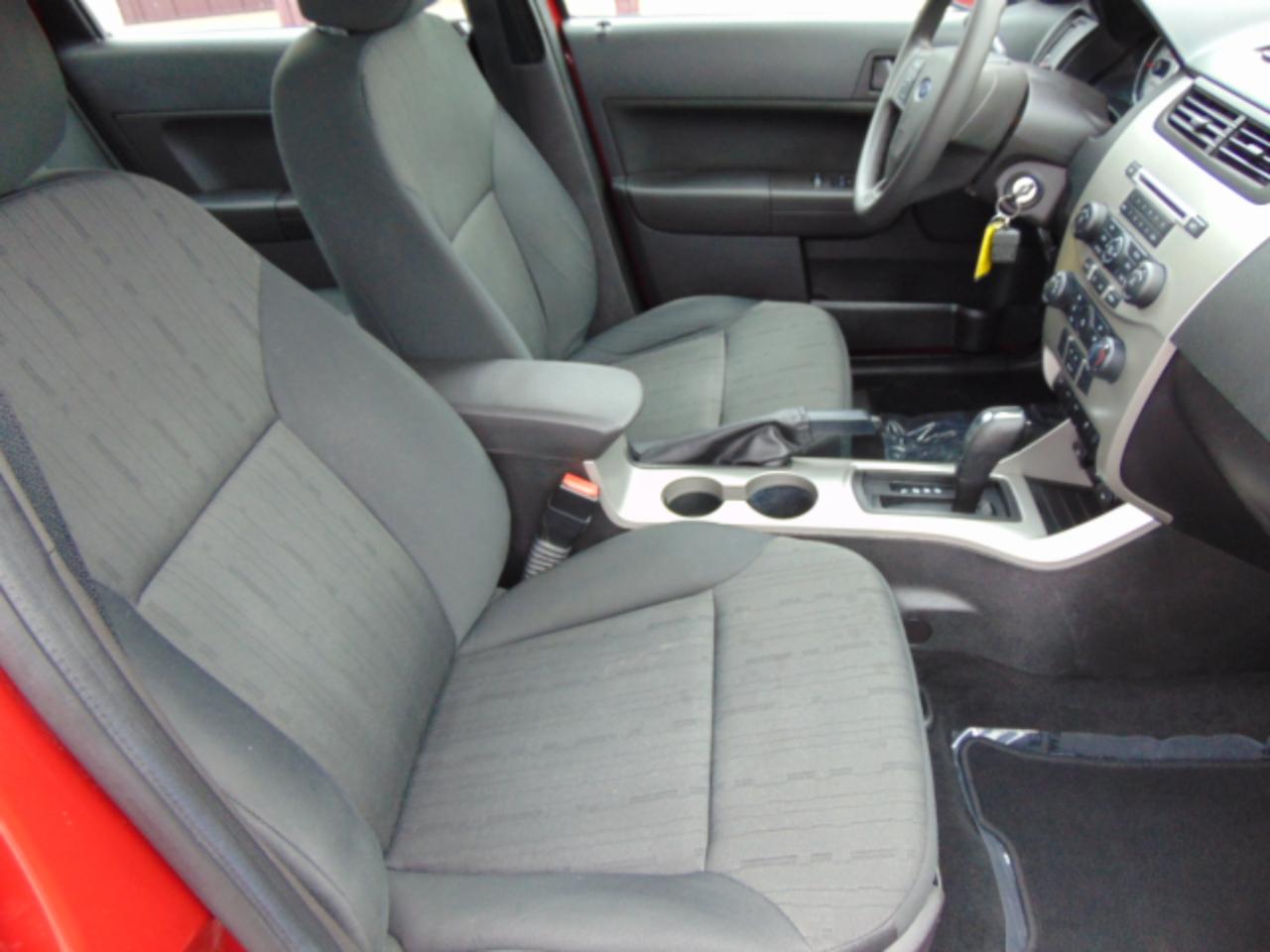 Ford Focus SE Sedan 2011