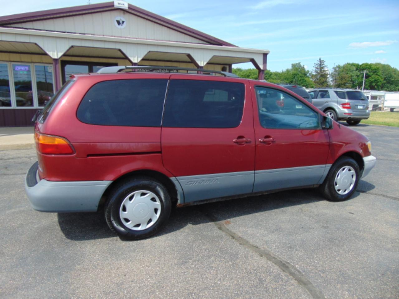 Toyota Sienna LE 4-Door 2000