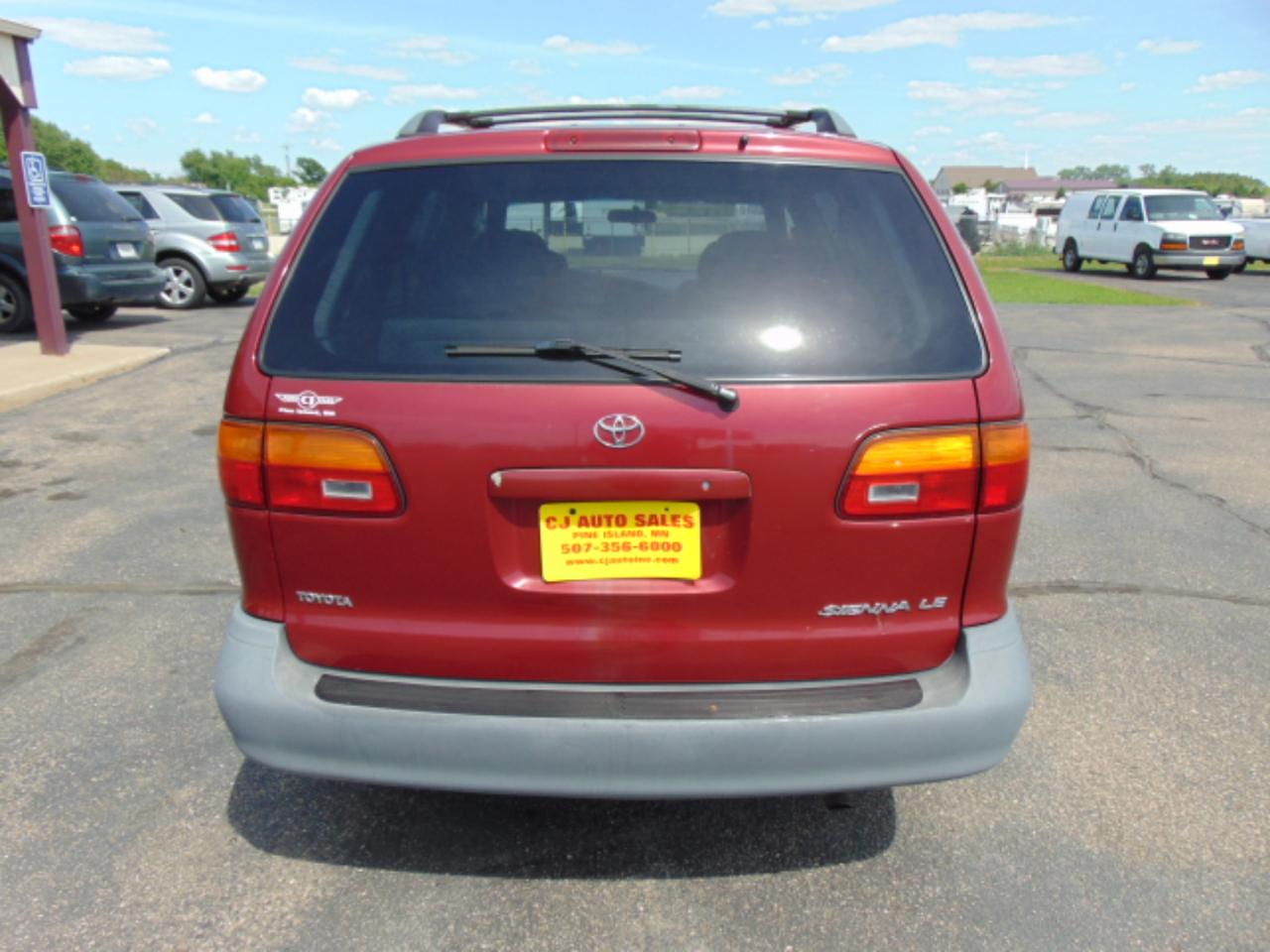 Toyota Sienna LE 4-Door 2000