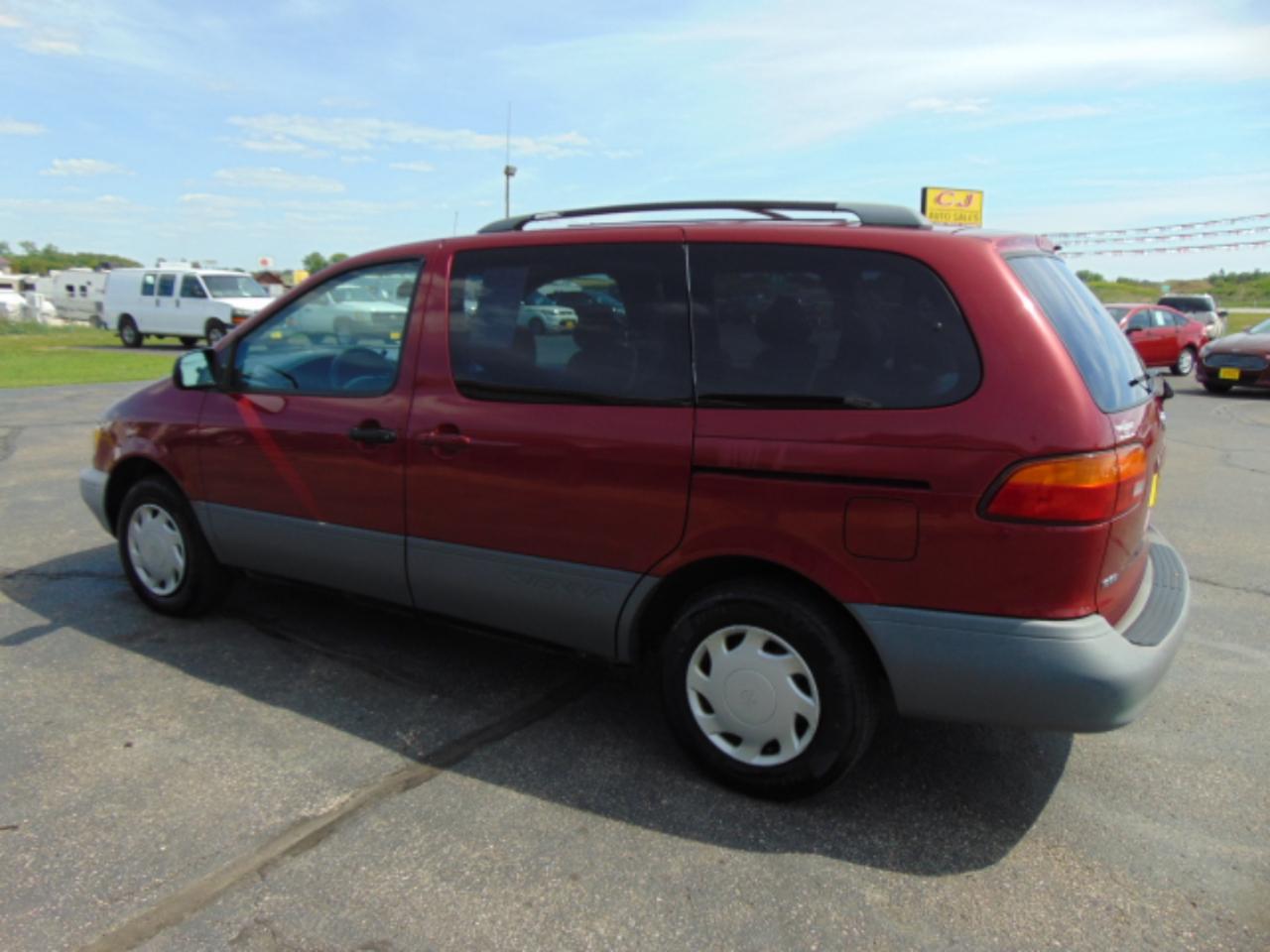 Toyota Sienna LE 4-Door 2000