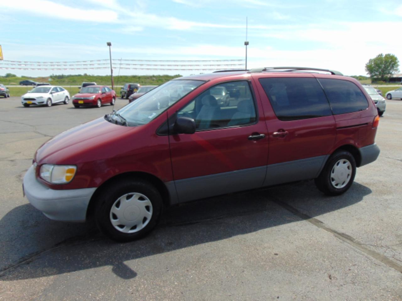 Toyota Sienna LE 4-Door 2000