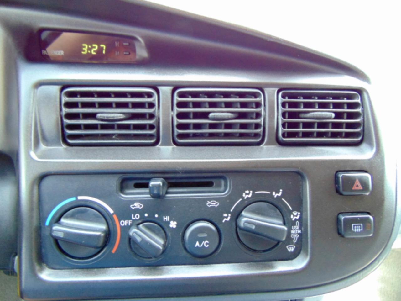 Toyota Sienna LE 4-Door 2000