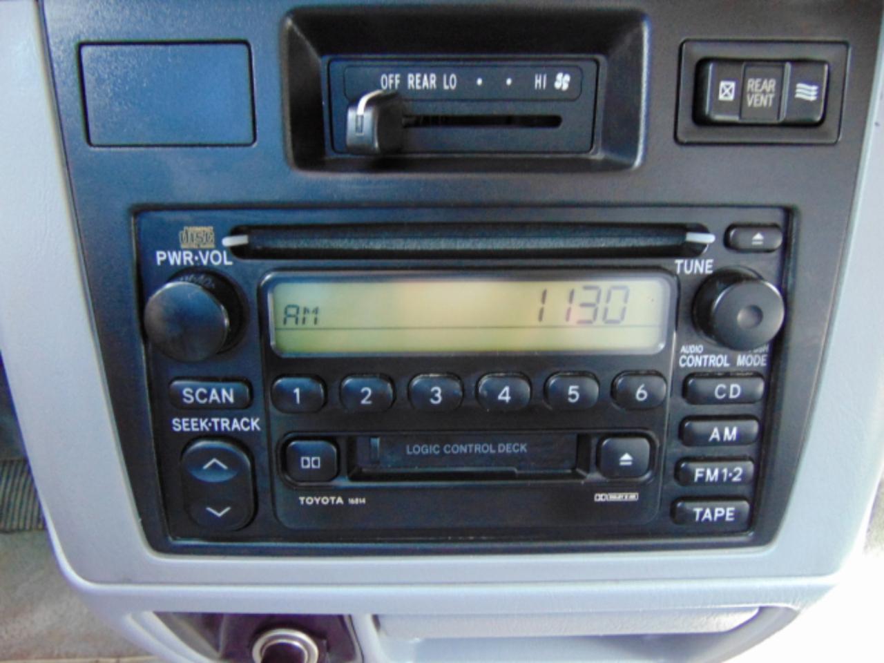 Toyota Sienna LE 4-Door 2000