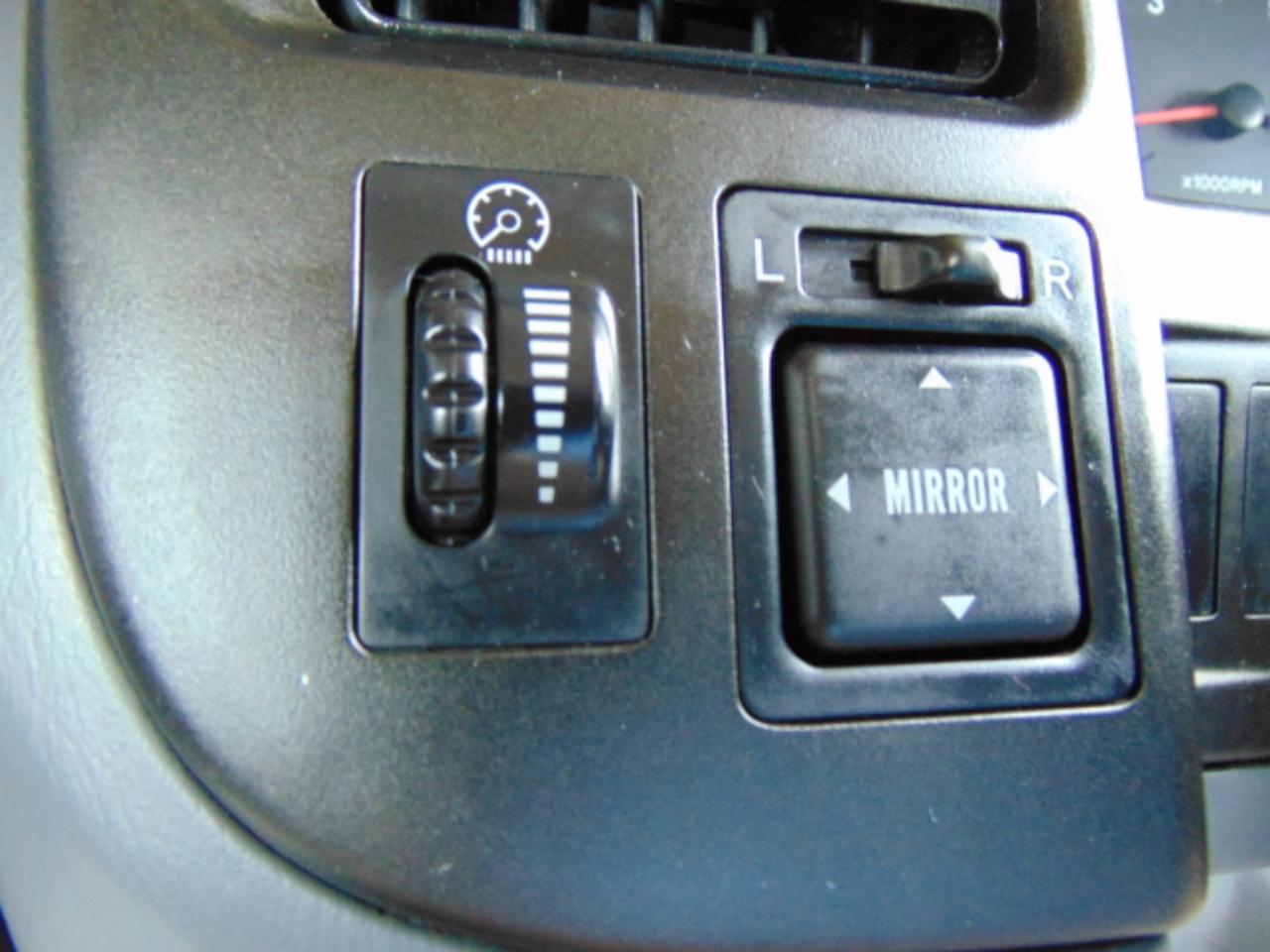 Toyota Sienna LE 4-Door 2000