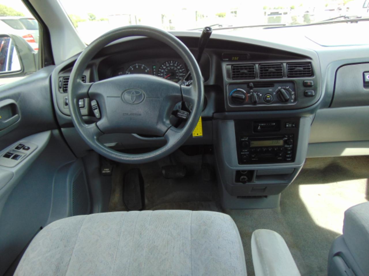 Toyota Sienna LE 4-Door 2000