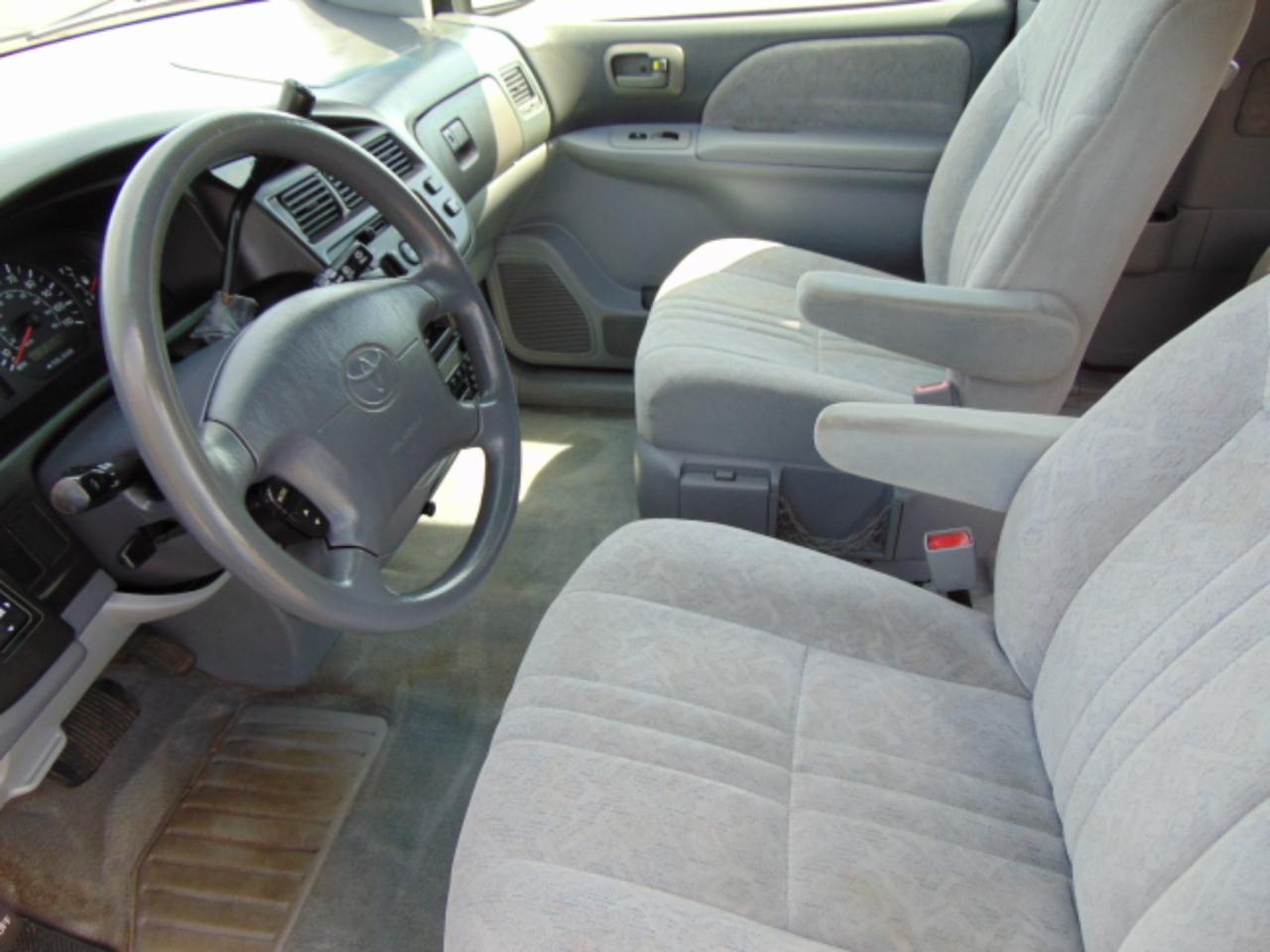 Toyota Sienna LE 4-Door 2000
