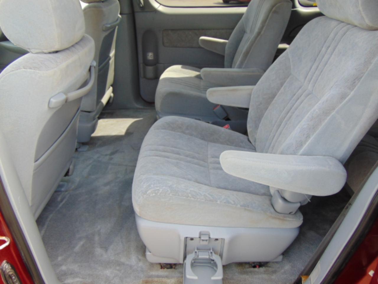 Toyota Sienna LE 4-Door 2000