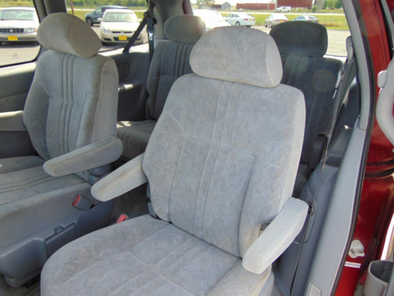 Toyota Sienna LE 4-Door 2000