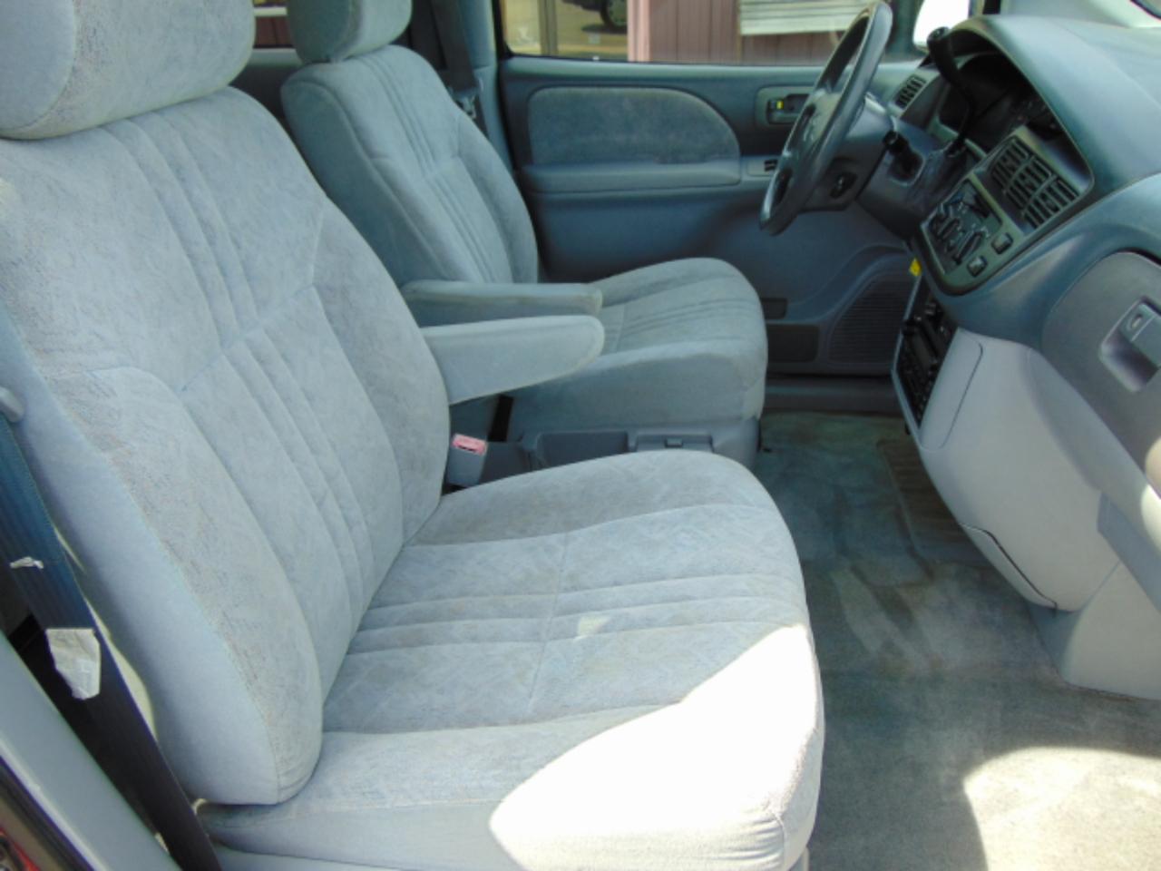 Toyota Sienna LE 4-Door 2000