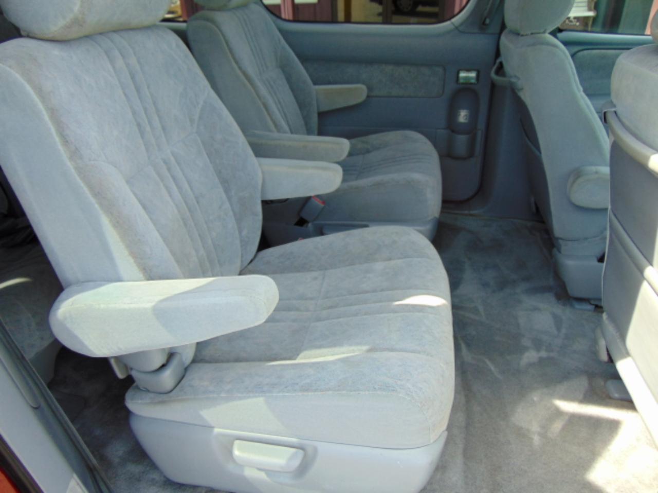 Toyota Sienna LE 4-Door 2000
