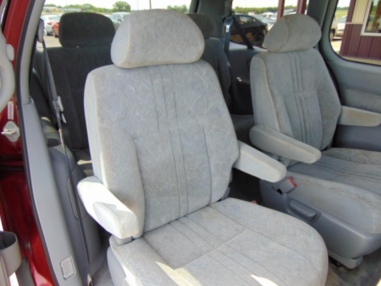 Toyota Sienna LE 4-Door 2000
