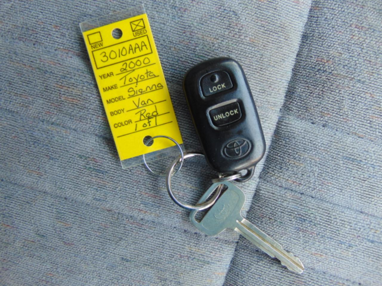 Toyota Sienna LE 4-Door 2000