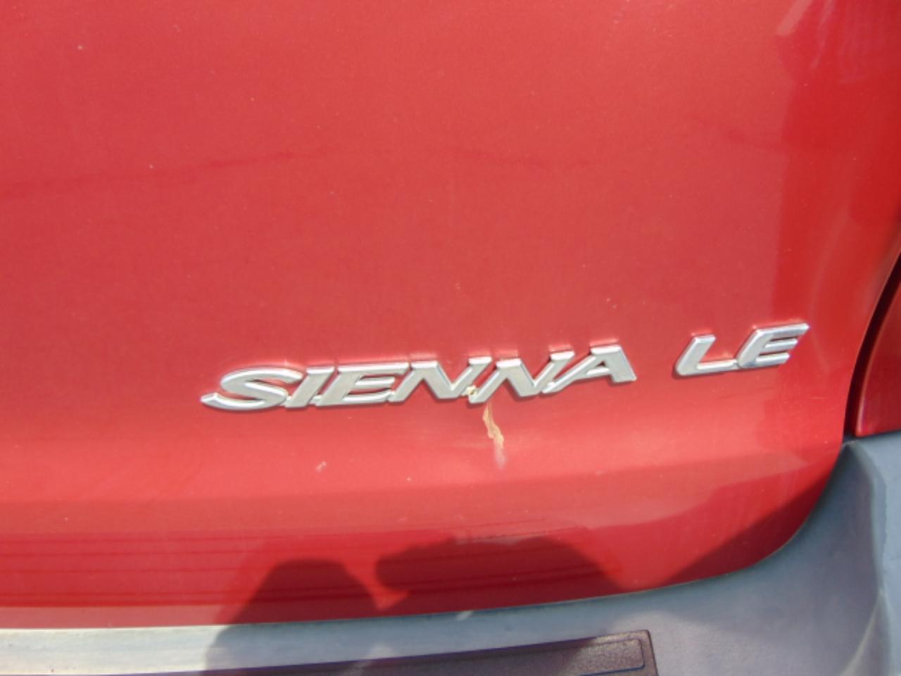 Toyota Sienna LE 4-Door 2000
