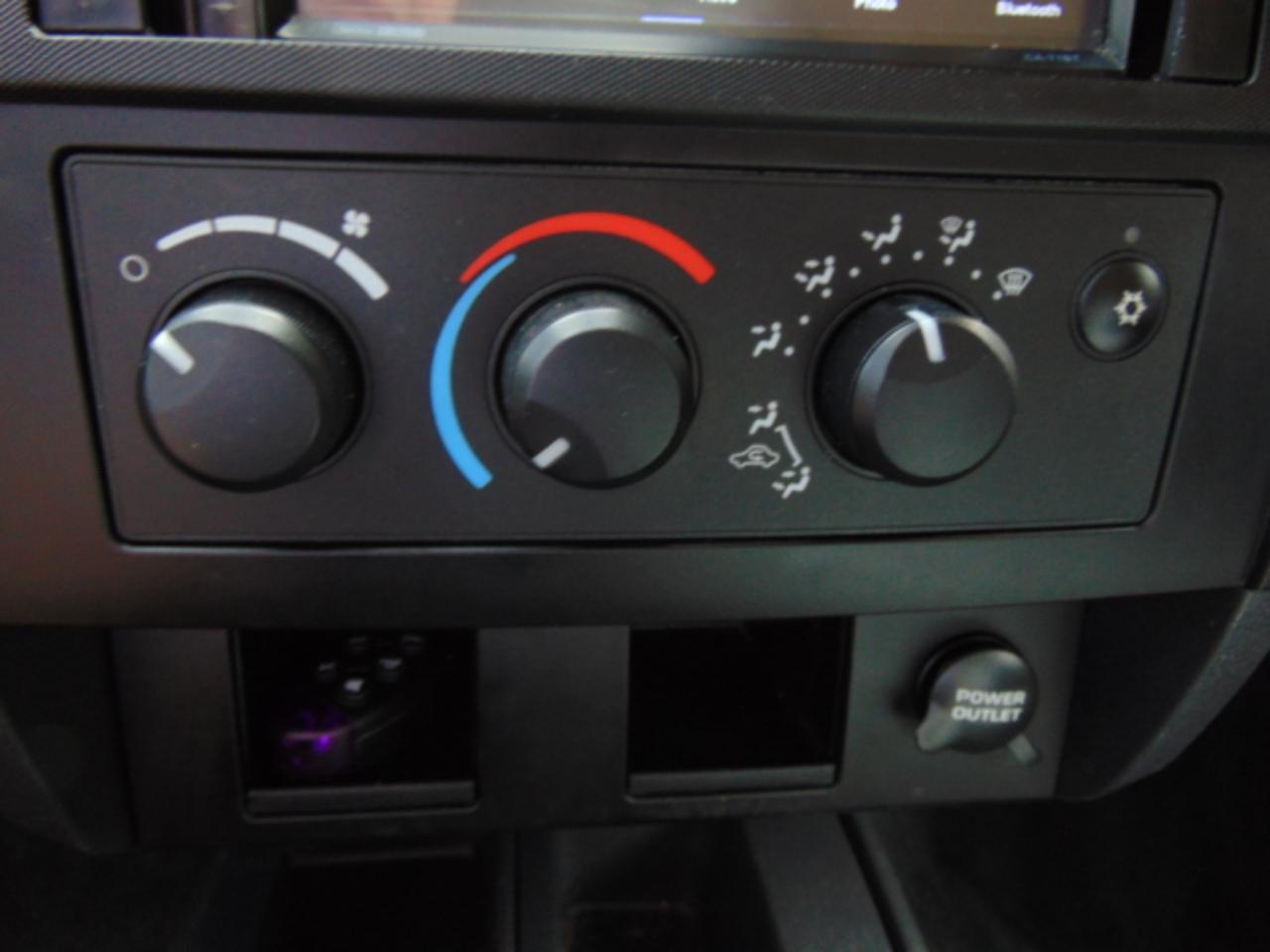 Dodge Dakota SXT Extended Cab 2WD 2011