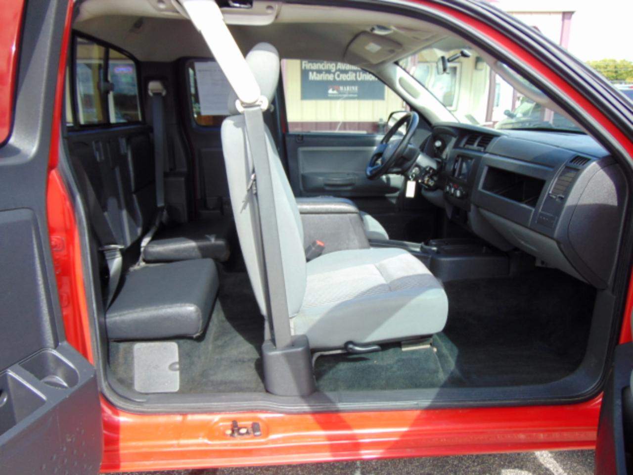 Dodge Dakota SXT Extended Cab 2WD 2011