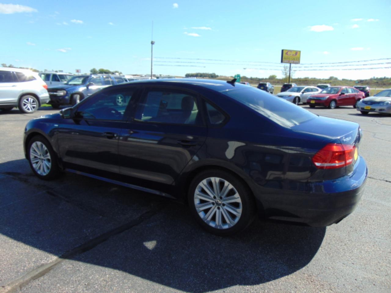 Volkswagen Passat 4dr Sdn 1.8T Auto Wolfsburg Ed 2015