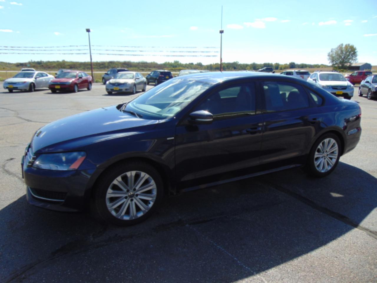 Volkswagen Passat 4dr Sdn 1.8T Auto Wolfsburg Ed 2015