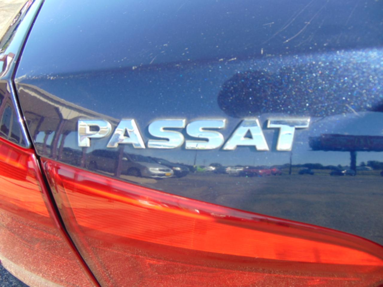 Volkswagen Passat 4dr Sdn 1.8T Auto Wolfsburg Ed 2015