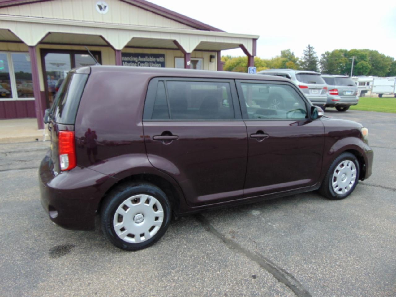 Scion xB 5-Door Wagon 5-Spd MT 2011