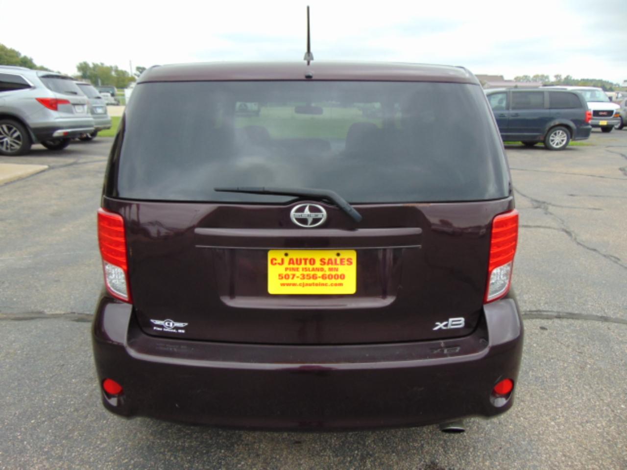 Scion xB 5-Door Wagon 5-Spd MT 2011