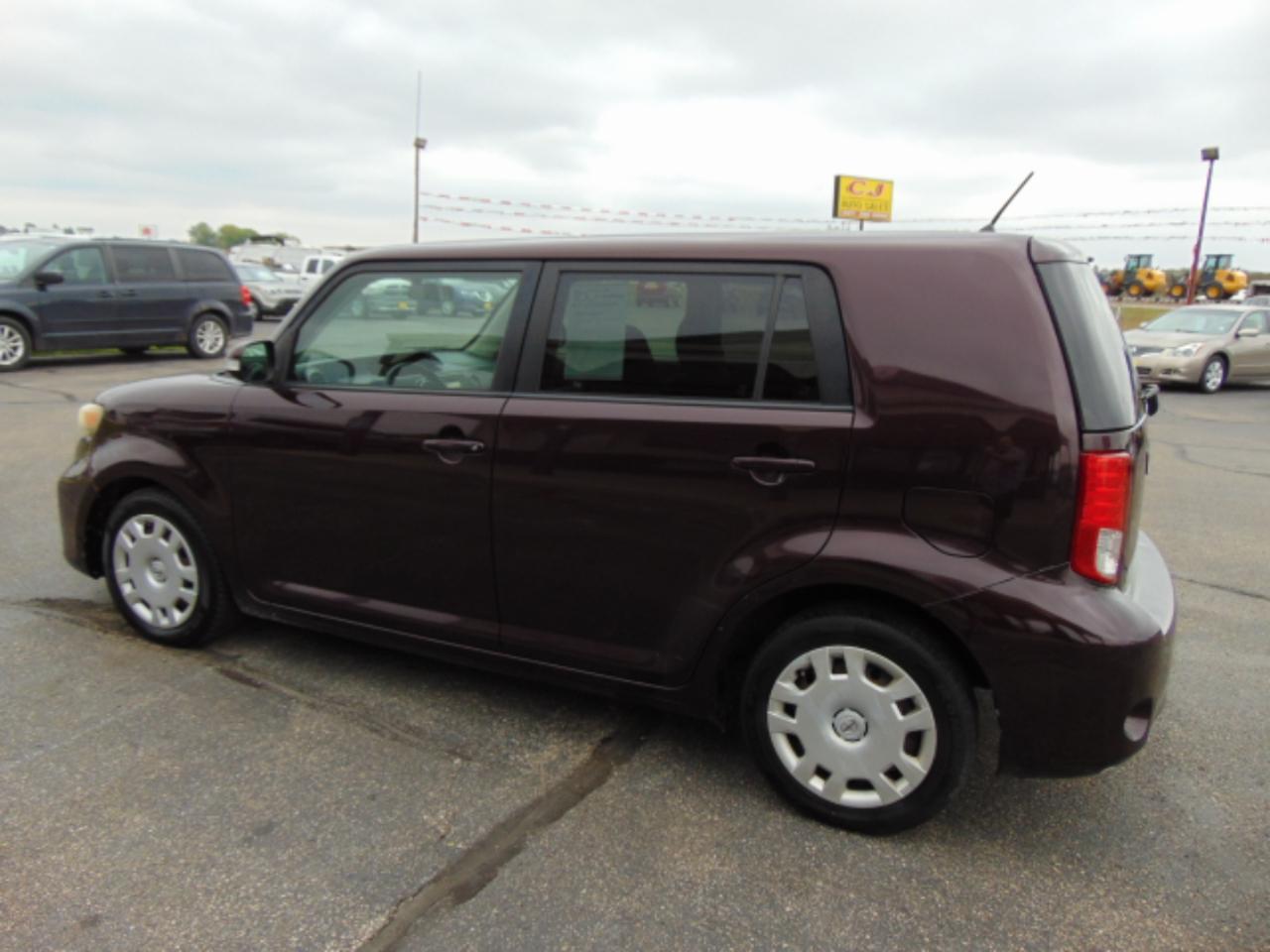 Scion xB 5-Door Wagon 5-Spd MT 2011